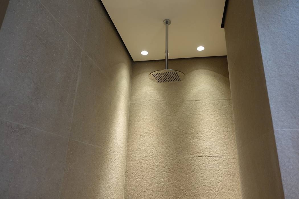 Plafond suspendu dans la douche avec ciel de pluie suspendu homify Salle de bain moderne