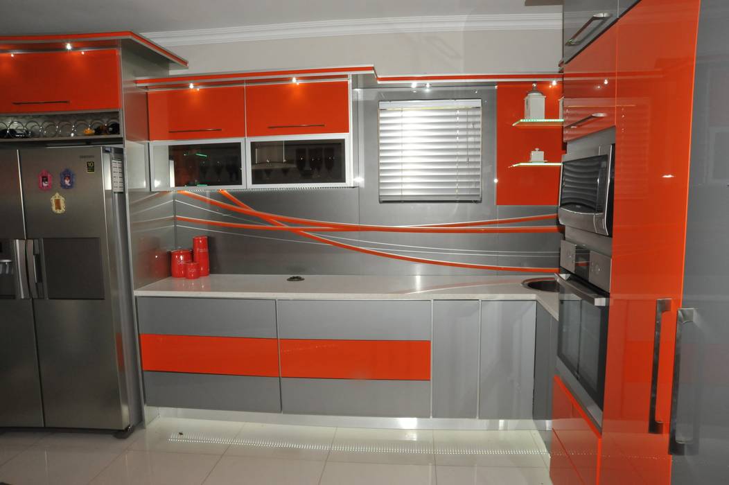 Orange and Silver Niemann Kitchen with Cesar Stone Work Tops., Expert Kitchens and Interiors Expert Kitchens and Interiors ห้องครัว