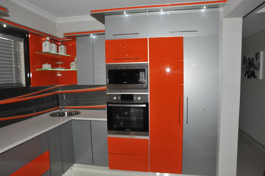 Orange and Silver Niemann Kitchen with Cesar Stone Work Tops., Expert Kitchens and Interiors Expert Kitchens and Interiors 現代廚房設計點子、靈感&圖片