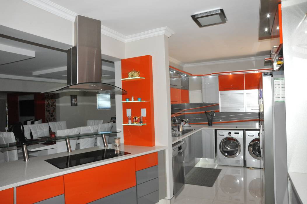 Orange and Silver Niemann Kitchen with Cesar Stone Work Tops., Expert Kitchens and Interiors Expert Kitchens and Interiors Cocinas modernas: Ideas, imágenes y decoración