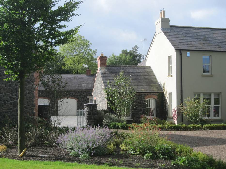 Newly built rendered cottage with basalt stone constructed wings and outbuildings around a cobbled granite courtyard, Des Ewing Residential Architects Des Ewing Residential Architects Rumah Gaya Country