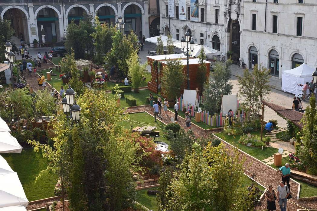 Fiorinsieme2016 - Piazza della Loggia - Brescia, RIZZINELLI & VEZZOLI ARCHITETTI ASSOCIATI RIZZINELLI & VEZZOLI ARCHITETTI ASSOCIATI Commercial spaces Exhibition centres