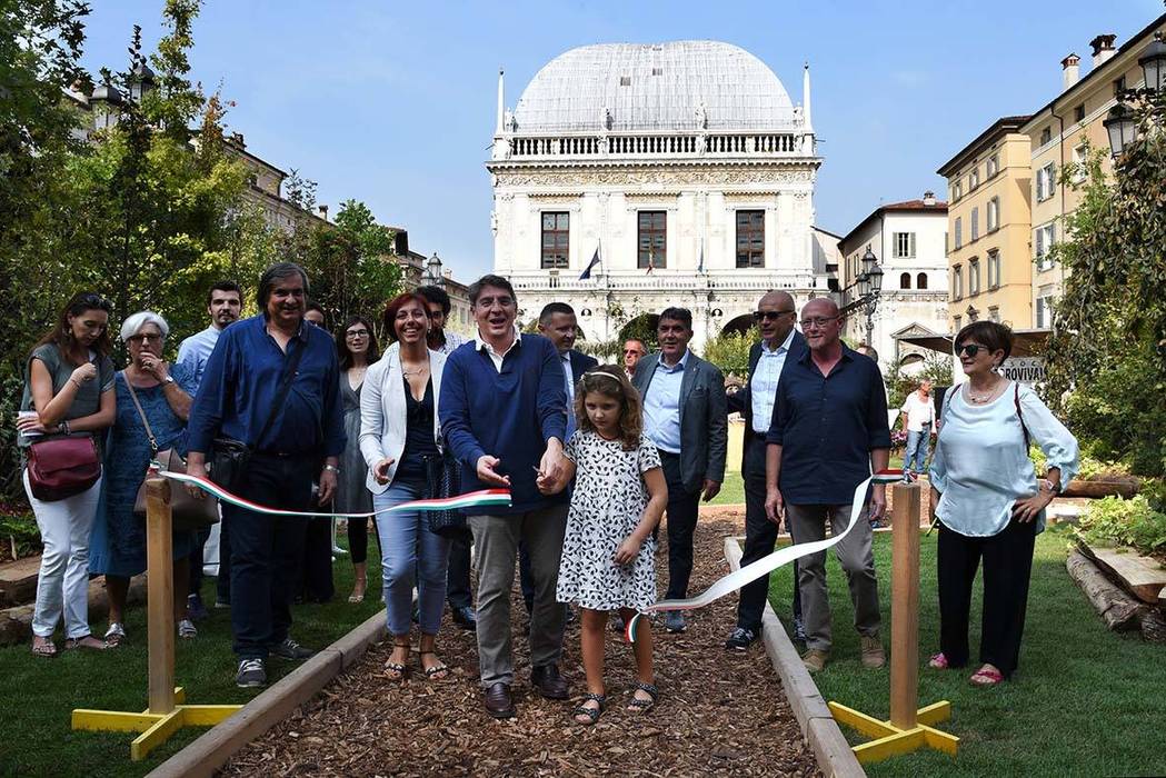 Fiorinsieme2016 - Piazza della Loggia - Brescia, RIZZINELLI & VEZZOLI ARCHITETTI ASSOCIATI RIZZINELLI & VEZZOLI ARCHITETTI ASSOCIATI Commercial spaces Exhibition centres