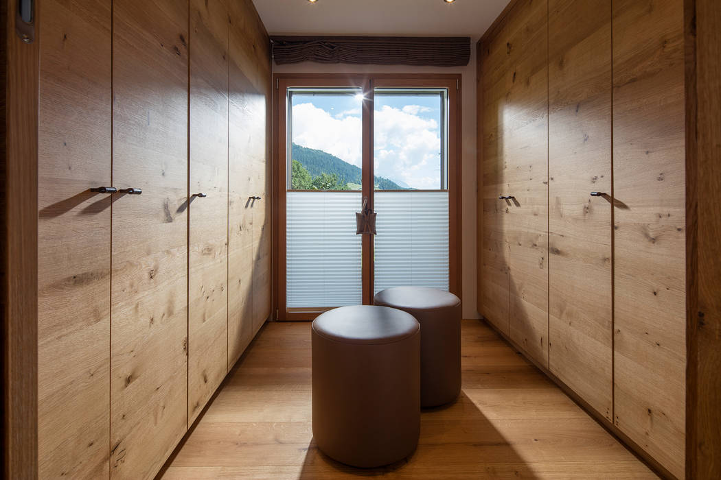 Modern trifft gemütlich: Chalet in den Schweizer Alpen, BAUR WohnFaszination GmbH BAUR WohnFaszination GmbH Modern dressing room Wood Wood effect