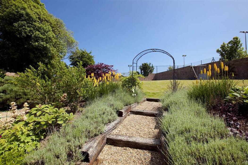 Classical Neo-Georgian country house with stone coach house, courtyard and tennis court, Des Ewing Residential Architects Des Ewing Residential Architects Classic style garden