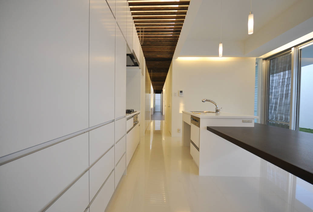 YMSR-HOUSE 門一級建築士事務所 モダンな キッチン タイル 白色