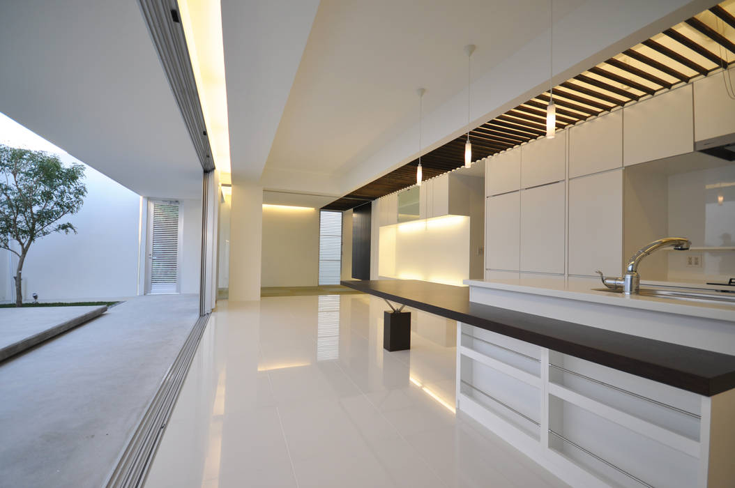 YMSR-HOUSE 門一級建築士事務所 モダンデザインの リビング タイル 白色