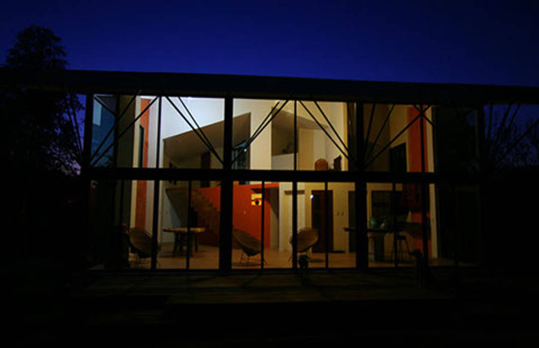 Vista nocturna de Villa PRISMA ARQUITECTOS Casas modernas Ladrillos