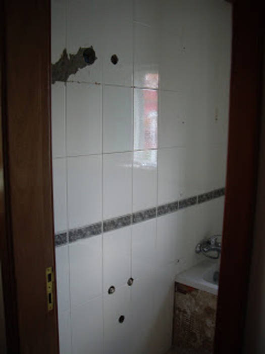 Remodelação de casa de banho com aproveitamento de loiças - Aroeira (Almada), Atádega Sociedade de Construções, Lda Atádega Sociedade de Construções, Lda Baños minimalistas