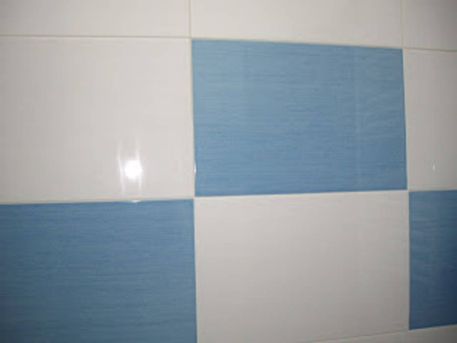 Remodelação de casa de banho com aproveitamento de loiças - Aroeira (Almada), Atádega Sociedade de Construções, Lda Atádega Sociedade de Construções, Lda Minimalist style bathroom Tiles Decoration