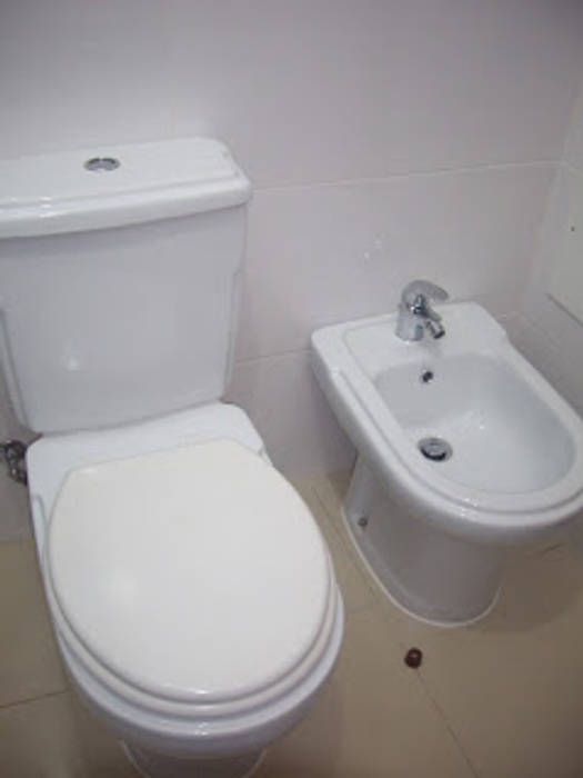 Remodelação de casa de banho com aproveitamento de loiças - Aroeira (Almada), Atádega Sociedade de Construções, Lda Atádega Sociedade de Construções, Lda Minimalist style bathroom Toilets