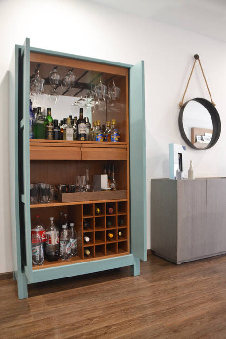 Mueble de Bar en laca homify Salas de estilo clásico Madera Acabado en madera Almacenamiento