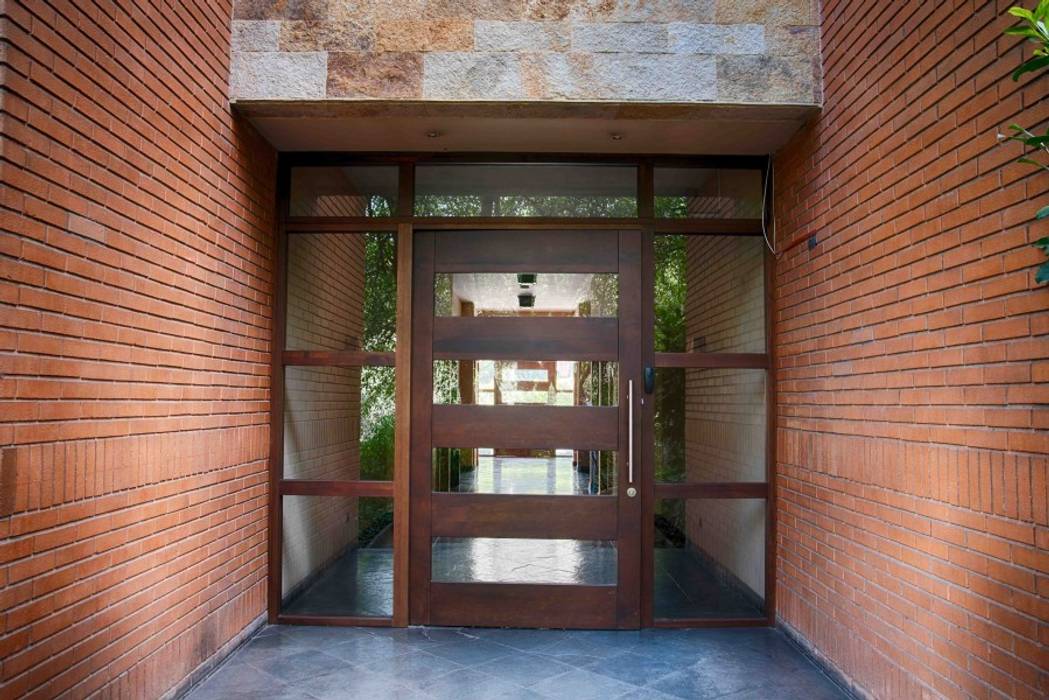 Puerta de acceso Condominio Parque Praguer, Lo Barnechea, Santiago Ignisterra S.A. Puertas y ventanas modernas Madera Acabado en madera