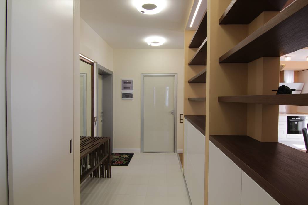 Солнечное настроение, Bellarte interior studio Bellarte interior studio Minimalist corridor, hallway & stairs