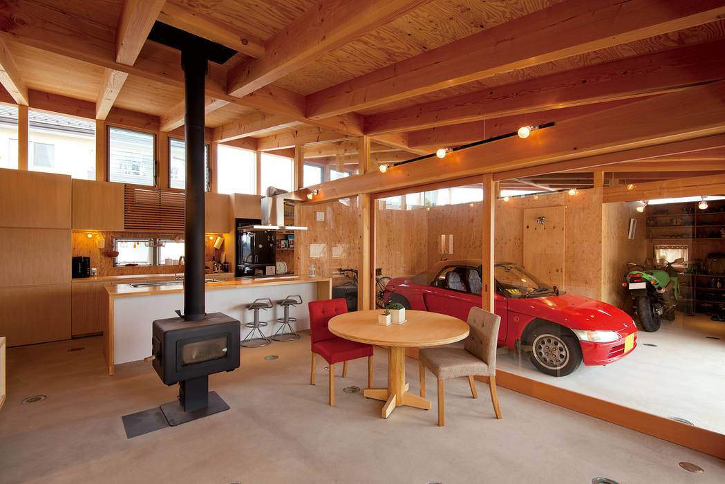 BEAT HOUSE, KAZ建築研究室 KAZ建築研究室 Salones de estilo ecléctico Madera Acabado en madera