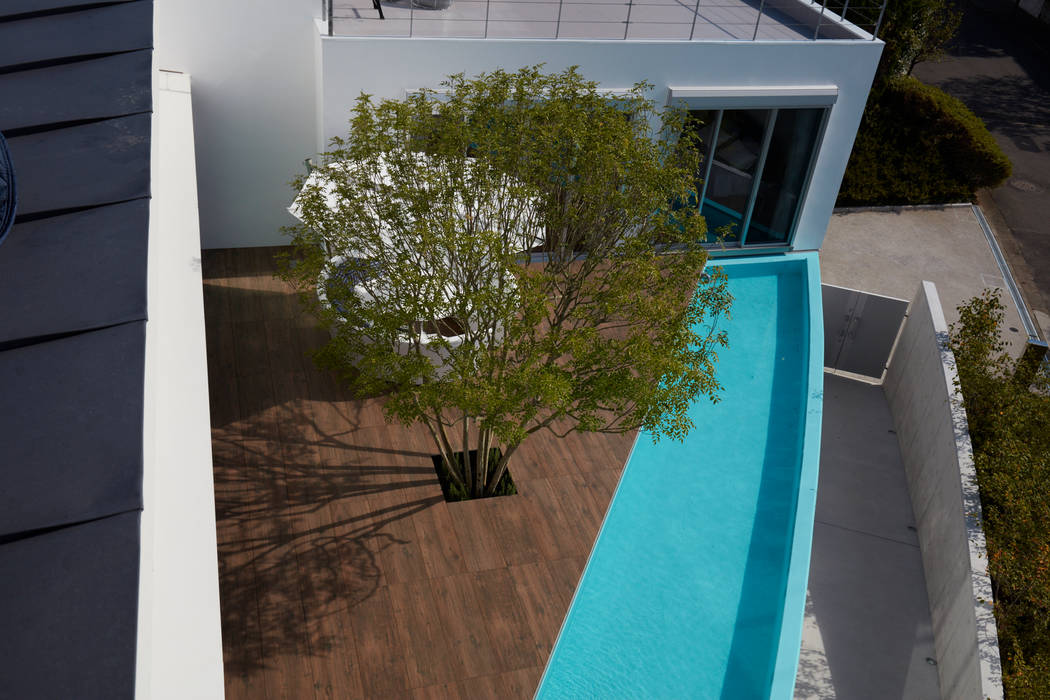 披露山 海の家 ｍアーキテクツ 高級邸宅 豪邸 注文住宅 別荘建築 Luxury Houses M Architects モダンな庭 タイル ブラウン Homify