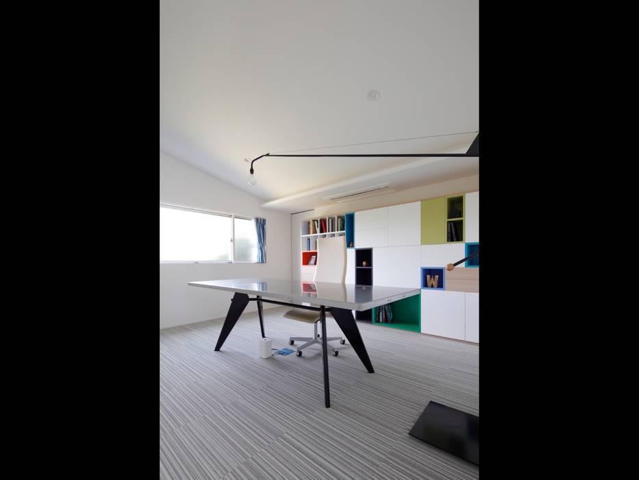 披露山 海の家 ｍアーキテクツ 高級邸宅 豪邸 注文住宅 別荘建築 Luxury Houses M Architects モダンデザインの 書斎 木 白色 Homify