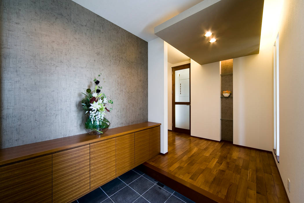 居心地の良いモダン住宅, Franka Franka Asian corridor, hallway & stairs Solid Wood Multicolored