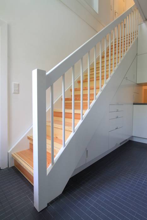 stairs brandt+simon architekten Modern corridor, hallway & stairs