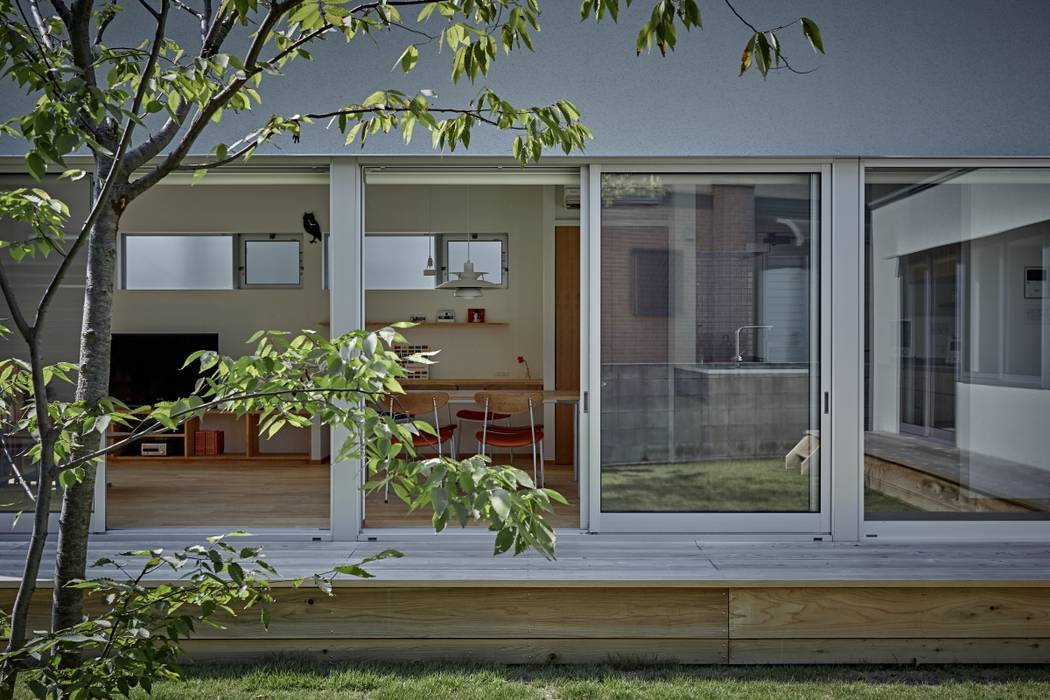 T字の家, toki Architect design office toki Architect design office Modern style balcony, porch & terrace Wood Wood effect