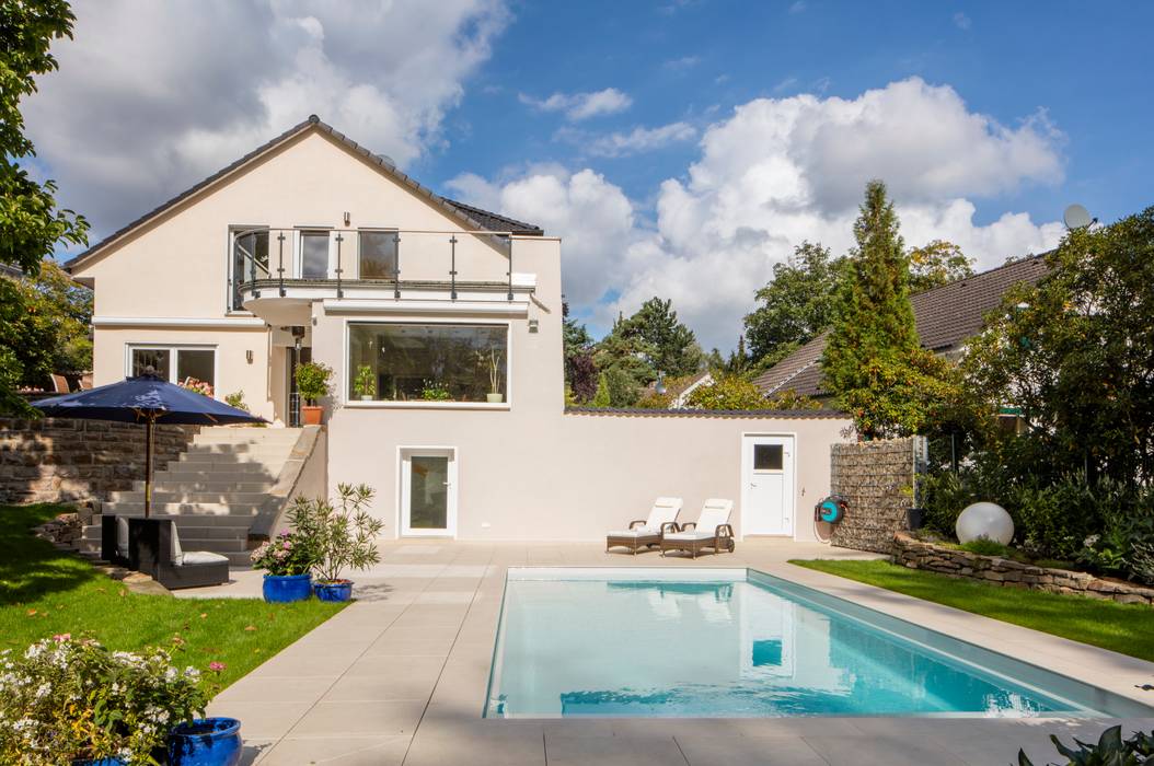Blick auf den poolbereich mit aufgang zum haus moderne
