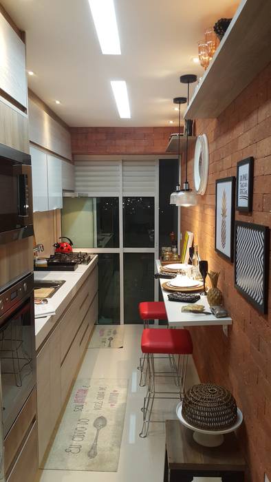 Uma cozinha linear com muito charme, funcionalidade e sofisticação., Lucio Nocito Arquitetura e Design de Interiores Lucio Nocito Arquitetura e Design de Interiores Modern kitchen Bricks