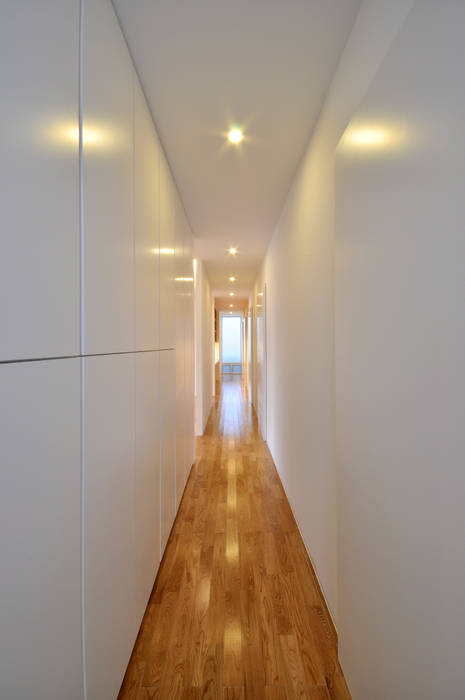 UHR-HOUSE, 門一級建築士事務所 門一級建築士事務所 Modern corridor, hallway & stairs لکڑی Wood effect