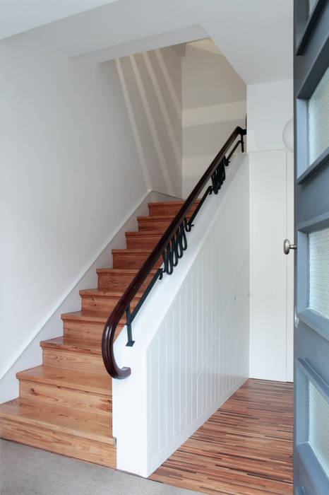 Casa rua Castro Matoso, Sónia Cruz - Arquitectura Sónia Cruz - Arquitectura Pasillos, vestíbulos y escaleras de estilo moderno Madera Acabado en madera