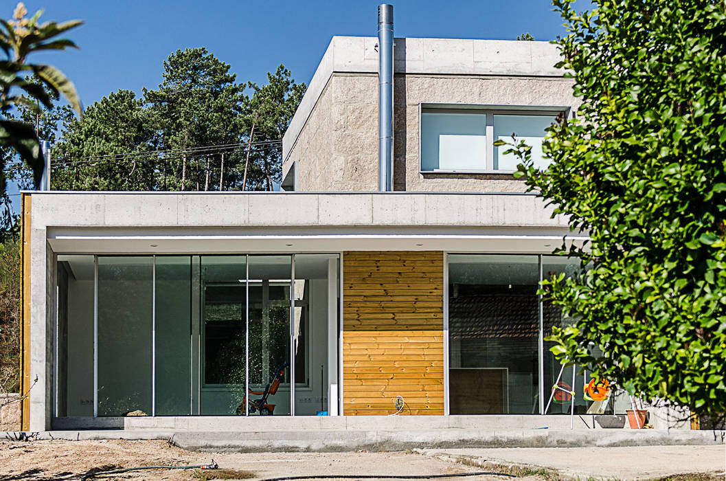 VIVIENDA UNIFAMILIAR EN ATIOS. O PORRIÑO, Fernández Luna Oficina de Arquitectura SCP Fernández Luna Oficina de Arquitectura SCP Industriële huizen