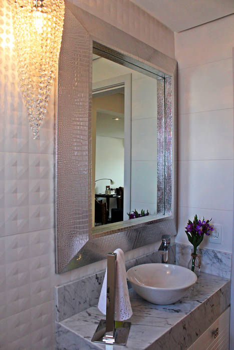 Lavabo em laca brilho, Daiana Oliboni Design de Interiores Daiana Oliboni Design de Interiores Banheiros modernos Branco espelho,iluminação,lavabo,cristais,mármore