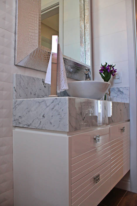 Lavabo em laca brilho, Daiana Oliboni Design de Interiores Daiana Oliboni Design de Interiores Banheiros modernos MDF laca,iluminação,lavabo,cristais,mármore