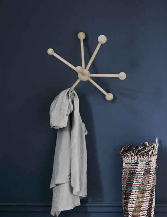 homify Scandinavian style corridor, hallway& stairs Wood Wood effect Clothes hooks & stands