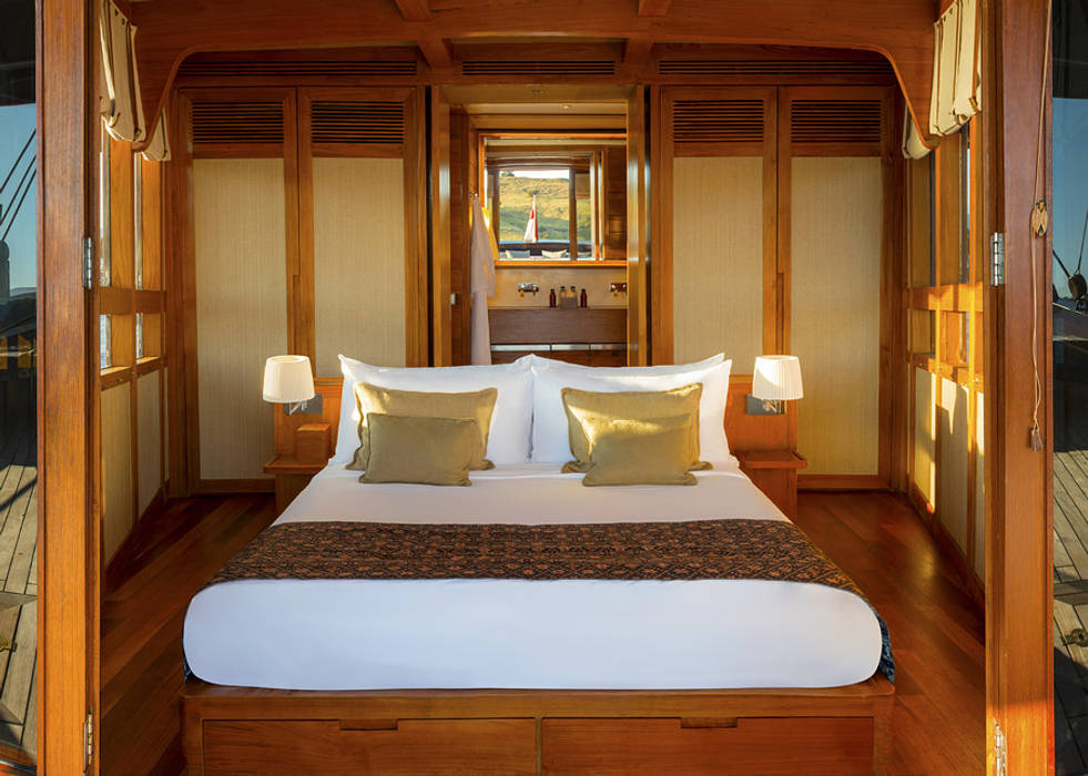 Master Cabin Deirdre Renniers Interior Design 아시아스타일 요트 & 제트기 우드 우드 그레인 Amandira,Aman Resorts,yacht,design,Deirdre Renniers,interior design,master cabin