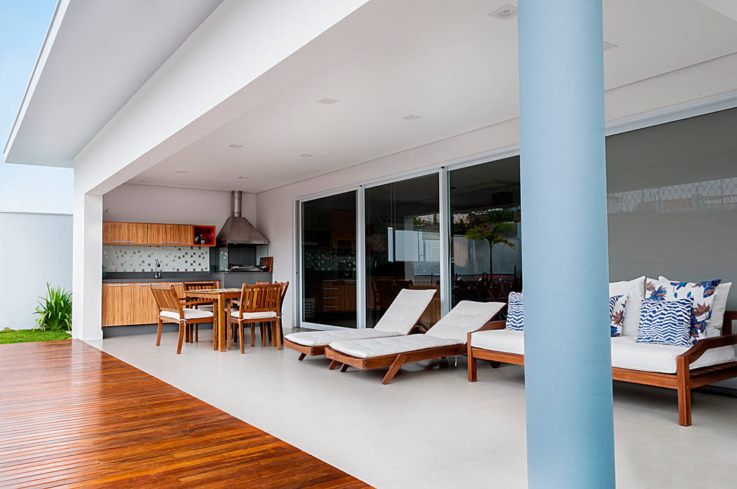 Casa MG, Lozí - Projeto e Obra Lozí - Projeto e Obra Minimalist balcony, veranda & terrace