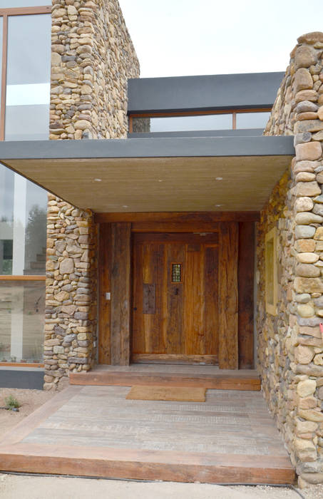 Puerta de acceso de duelas. Ignisterra S.A. Puertas y ventanas de estilo rústico Madera Acabado en madera