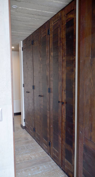 Puertas de closet de duelas. Ignisterra S.A. Puertas y ventanas rústicas Madera Acabado en madera