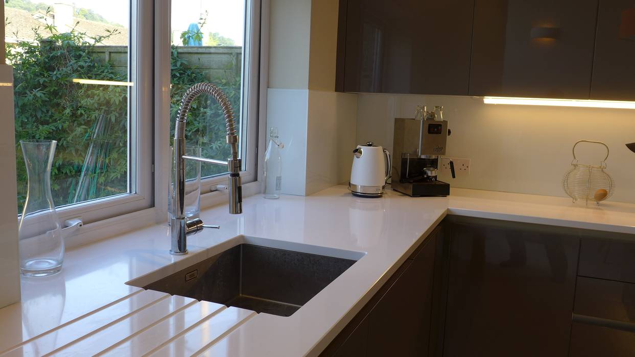 White quartz worktop with undermount sink Style Within Dapur Modern kitchen tap,undermount sink,quartz worktop,white worktop,grey kitchen,swan neck tap,flexible tap,pelmet light