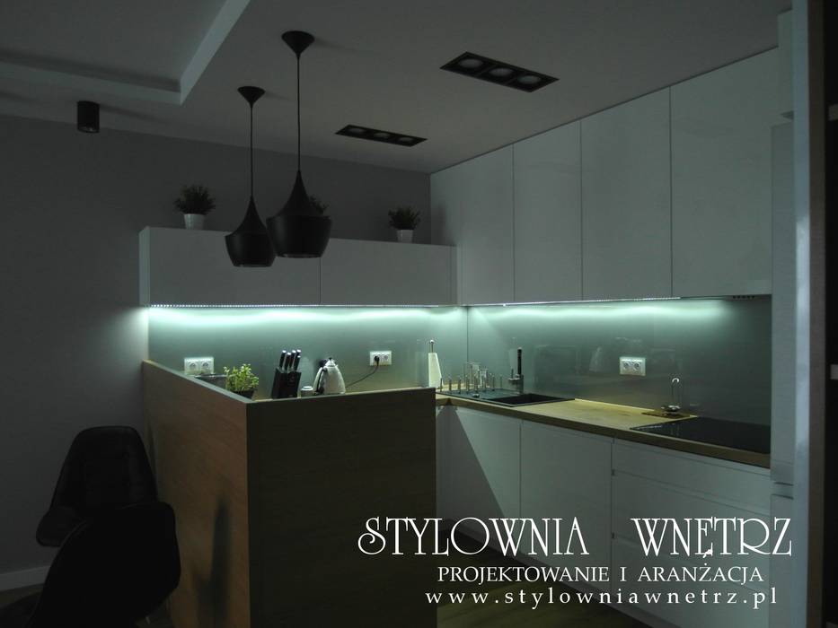 MIESZKANKO W BIELI I DREWNIE, Stylownia Wnętrz Stylownia Wnętrz Modern kitchen MDF