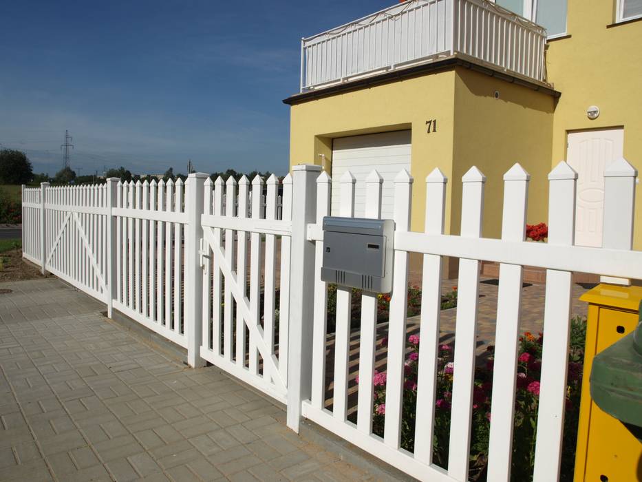 Plastikowe Ogrodzenie z PCV Proste Na Szerokiej Sztachecie i Parkan Ażur, TOP FENCE s.c. TOP FENCE s.c. Rumah Modern Plastik