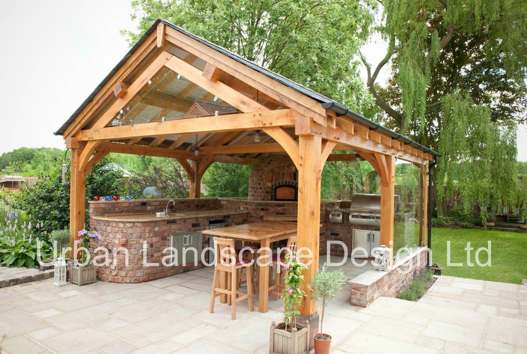 Outdoor Kitchen & Oak Building: a wonderful rustic outdoor brick kitchen and hot tub, Urban Landscape Design Ltd Urban Landscape Design Ltd Jardin rural