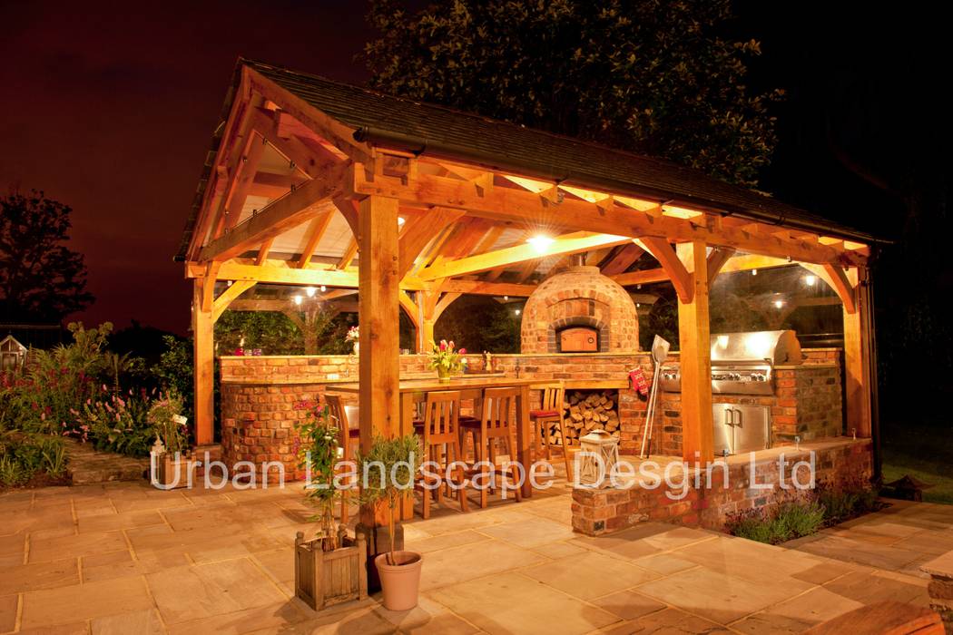 Outdoor Kitchen & Oak Building: a wonderful rustic outdoor brick kitchen and hot tub, Urban Landscape Design Ltd Urban Landscape Design Ltd 庭院