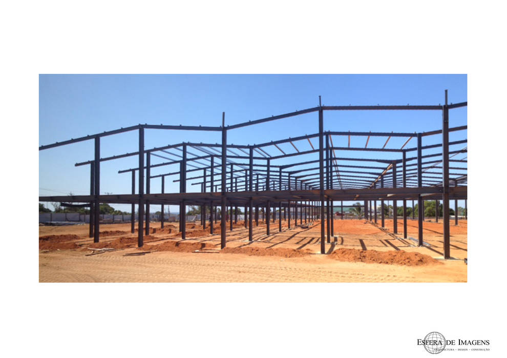 Bahia Comercial - em construção: montagem da estrutura metálica — em Pemba, Cabo Delgado. Esfera de Imagens Lda