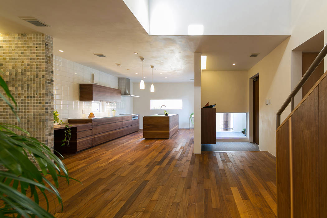 リビングからキッチン アーキシップス京都 モダンデザインの リビング 木 木目調 吹抜け、テラス、地窓、空間