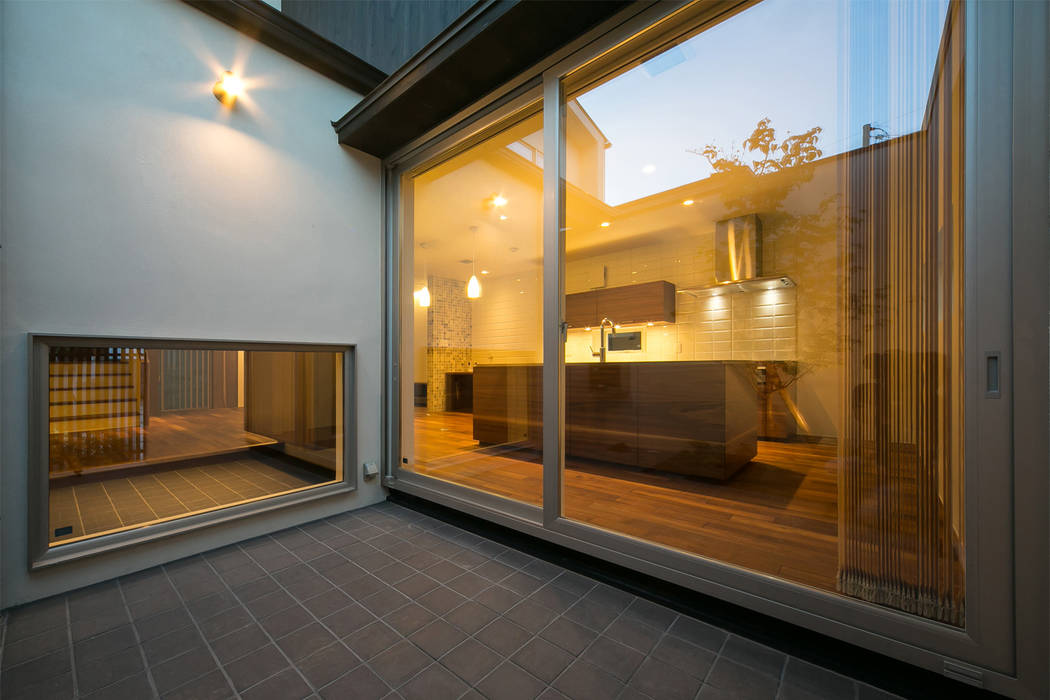 中庭からキッチン アーキシップス京都 モダンデザインの テラス タイル テラス、中庭