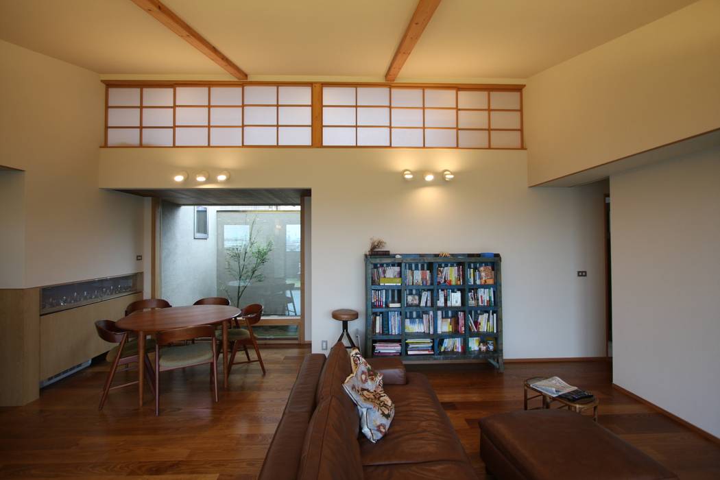 C邸ー大きな屋根の家, C-design吉内建築アトリエ C-design吉内建築アトリエ Asian style living room