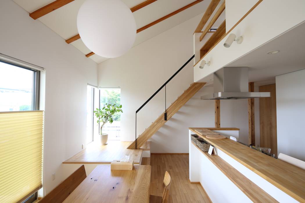 T邸ー屋根窓の家, C-design吉内建築アトリエ C-design吉内建築アトリエ Scandinavian style dining room