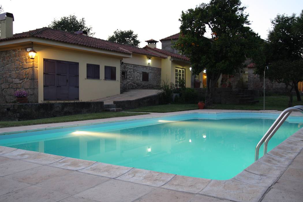 Casa em Famalicão | Reabilitação Urbana, Valdemar Coutinho Arquitectos Valdemar Coutinho Arquitectos Rustic style pool