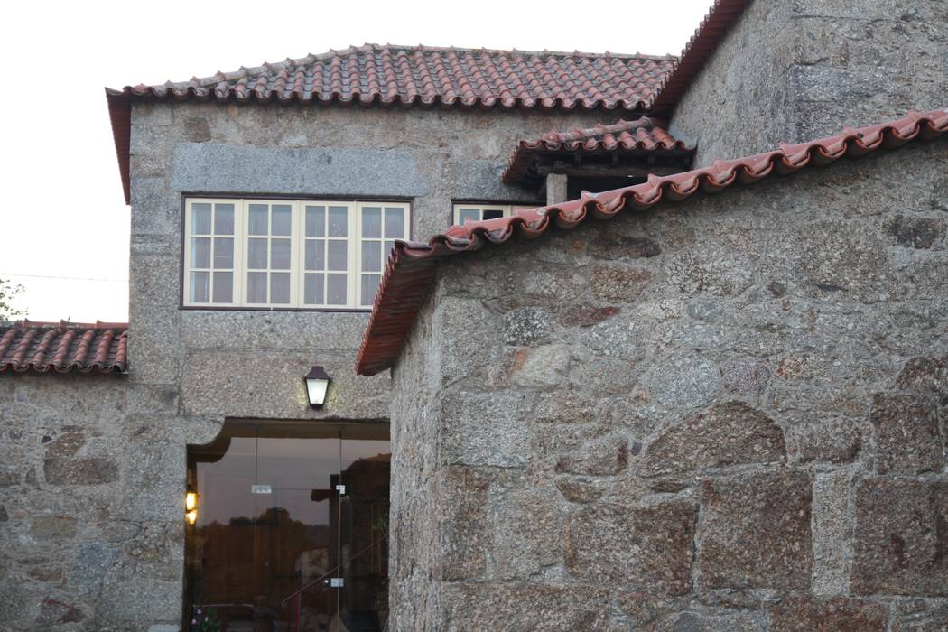 Casa em Famalicão | Reabilitação Urbana, Valdemar Coutinho Arquitectos Valdemar Coutinho Arquitectos Rustic style house