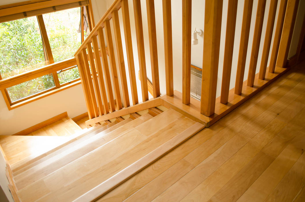 Piso y escaleras. Ignisterra S.A. Paredes y pisos de estilo rústico Madera Acabado en madera