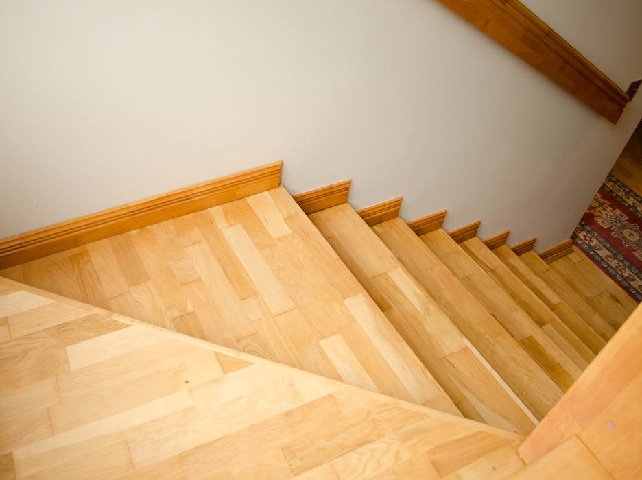 Escalera en madera de Lenga. Ignisterra S.A. Paredes y suelos de estilo rústico Madera Acabado en madera
